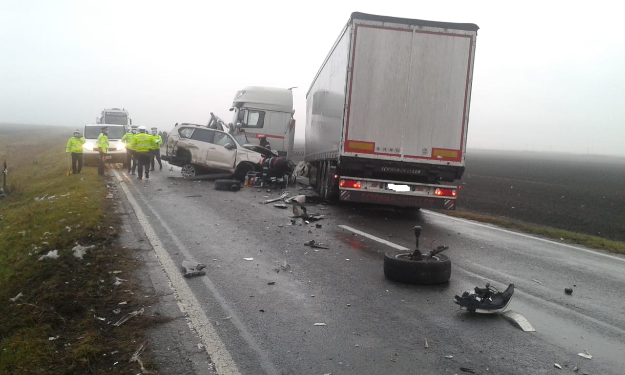 (Foto) Două persoane au murit! Ciocnire frontală între un TIR și un autoturism. Un autocar s-a răsturnat pe câmp