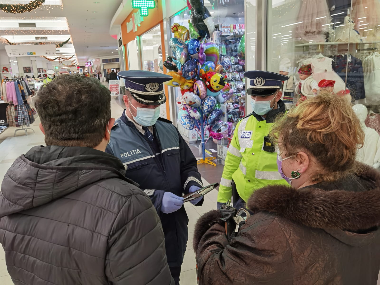 (Video) Controale în mall-urile din Constanța. Ce verifică polițiștii