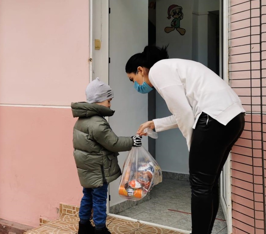 La Mihail Kogălniceanu a început distribuirea cadourilor de sărbători. 1.300 de elevi și aproape 1.500 de familii cu venituri mici primesc daruri
