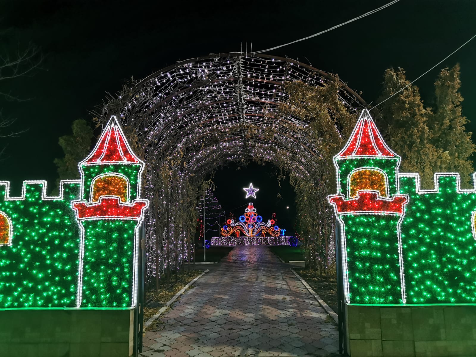 (Foto) S-au aprins luminile de sărbători în comuna Peștera
