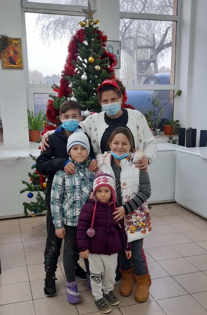 O mână întinsă de oameni pentru oameni: Copiii familiei din Mihail Kogălniceanu a cărei casă a ars, ajutată de Asociația "Suflete Deschise"