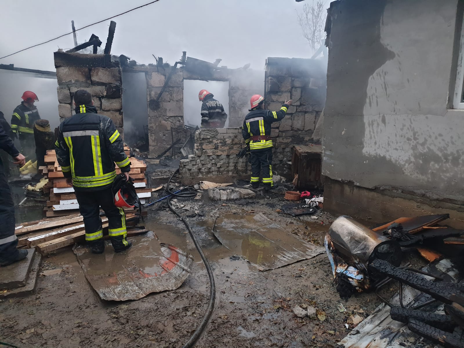 (Foto) Două case în Agigea, distruse într-un incendiu
