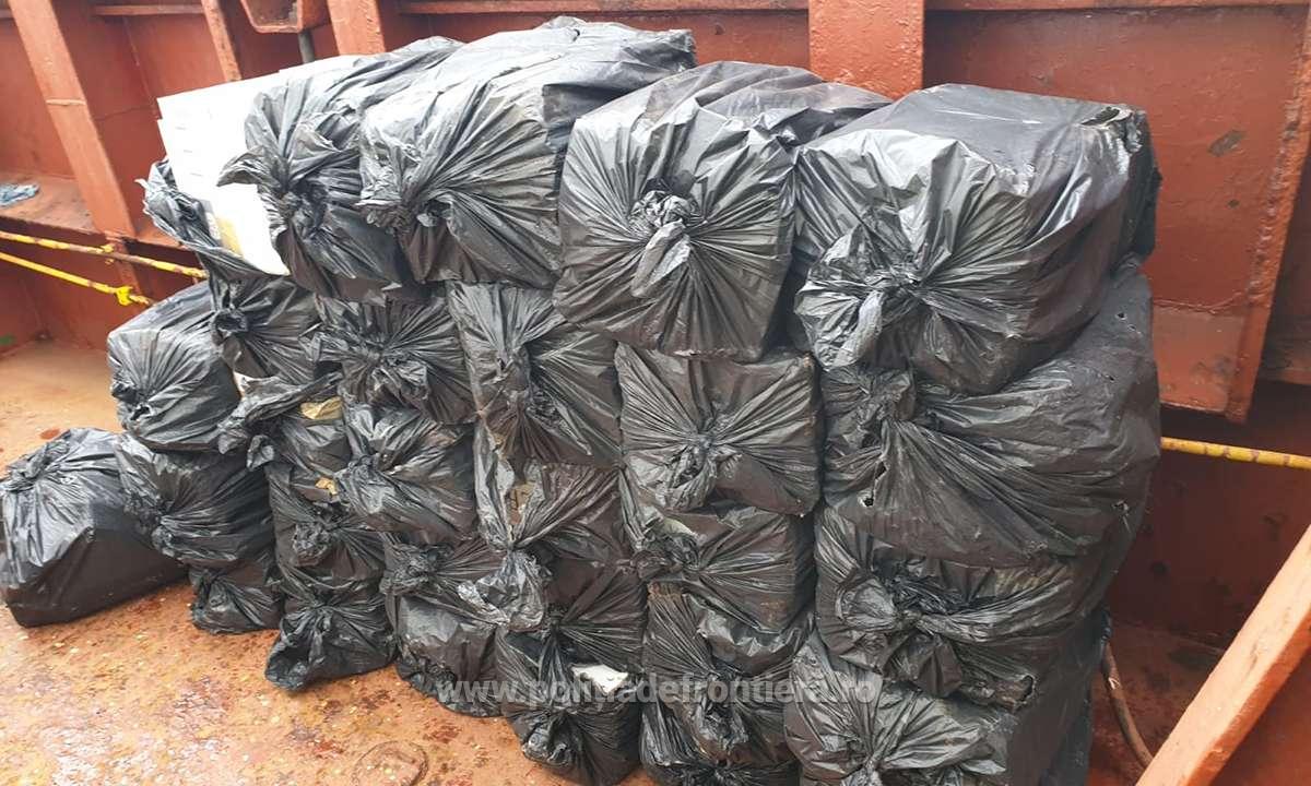 Peste 100.000 de lei, prejudiciul creat statului în cazul țigărilor de contrabandă descoperite la bordul unei nave cu sprijinul câinelui poliţist Pobaza