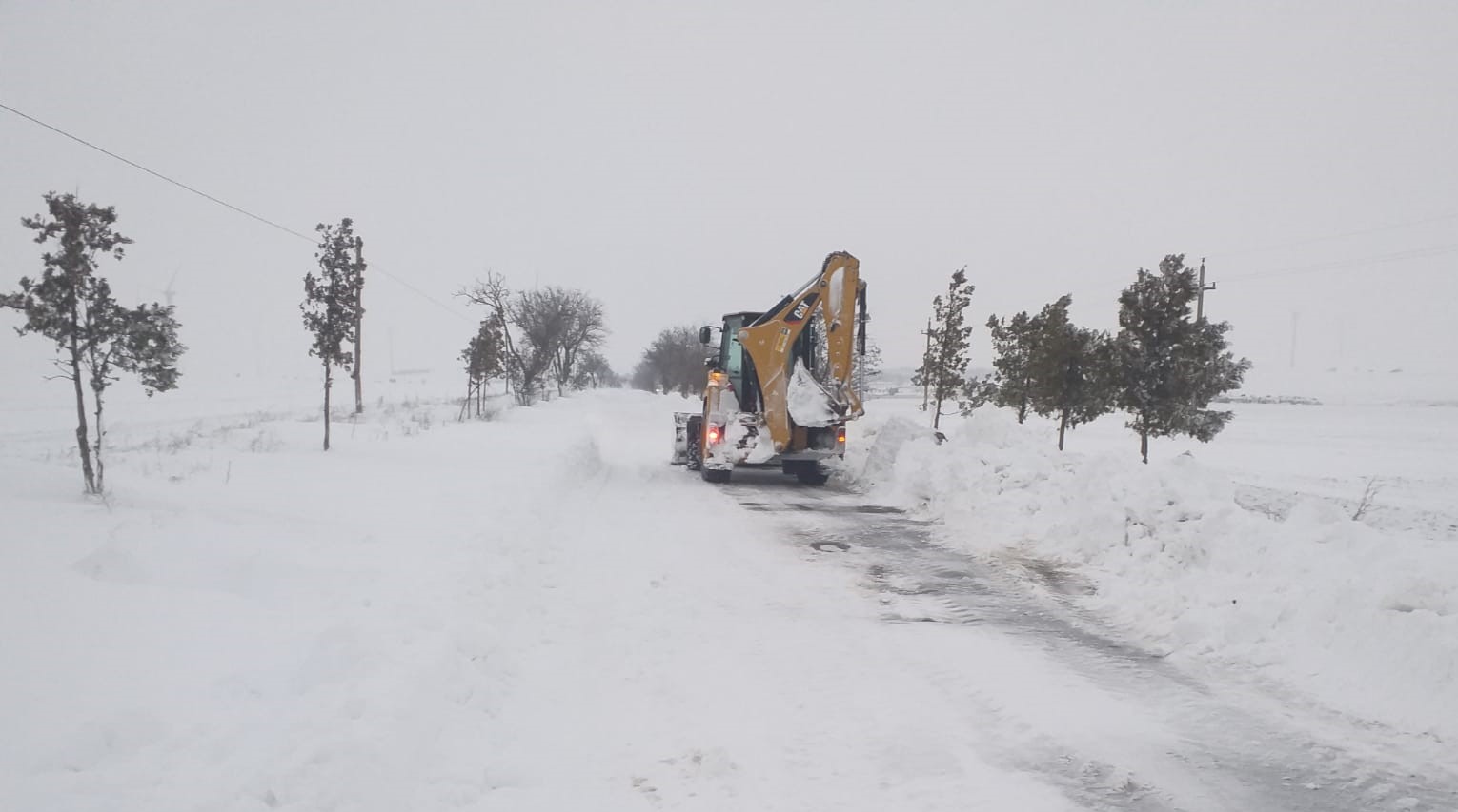 Autoritățile din Fântânele lucrează la degajarea zăpezii de pe DC 77, din Fântânele către Cogealac