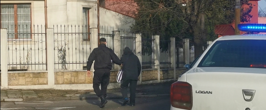 (Video) Un polițist a oprit traficul, special să ajute un bătrân să traverseze o stradă din Constanța
