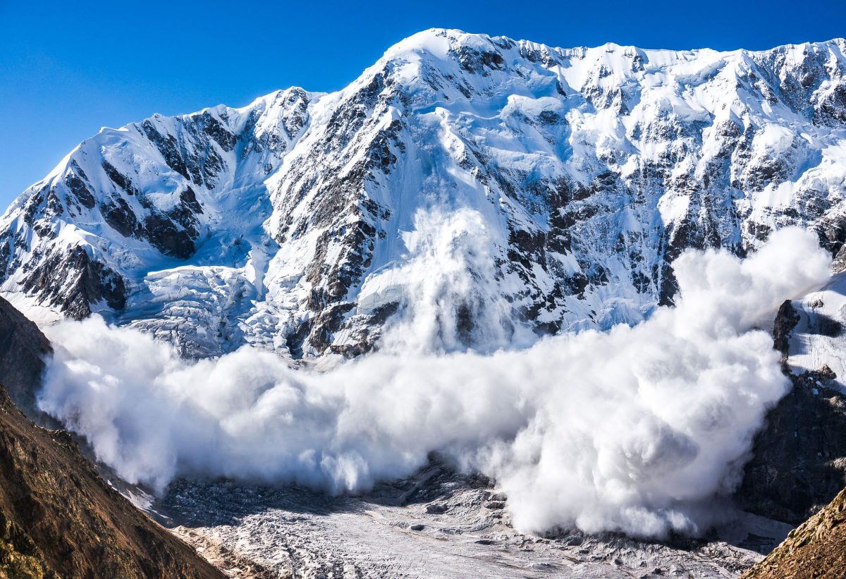 Două femei, surprinse de o avalanșă în Munții Bucegi