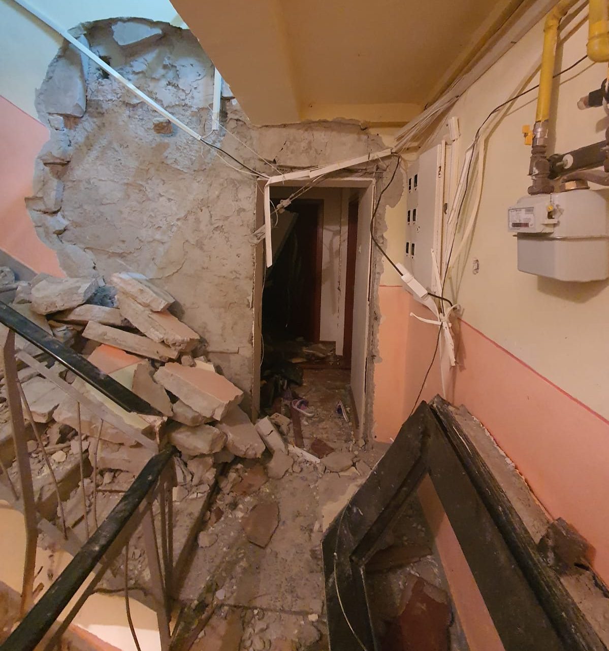 O centrală termică a explodat într-un apartament din Medgidia. 4 persoane rănite, întreaga scară evacuată