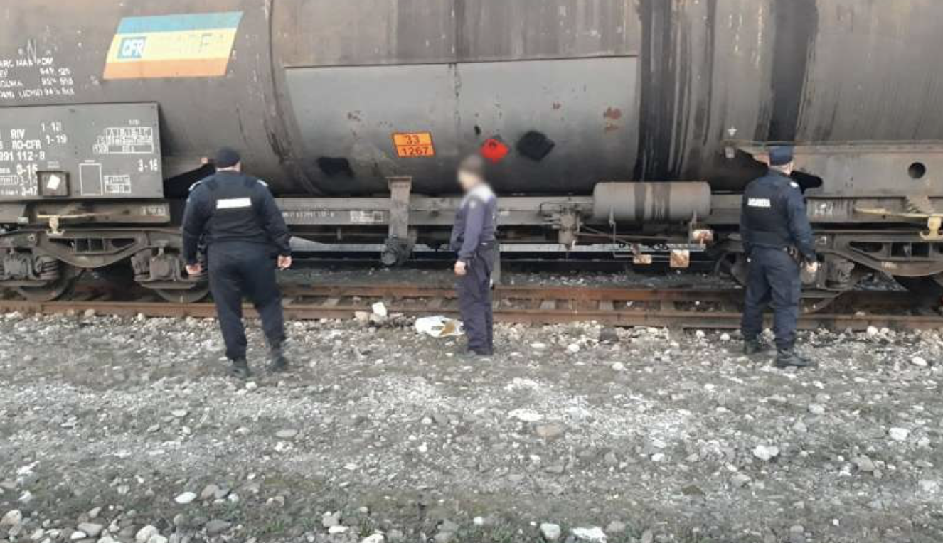 Polițiștii constănțeni au prins în flagrant un hoț în timp ce fura combustibil din vagoane-cisternă