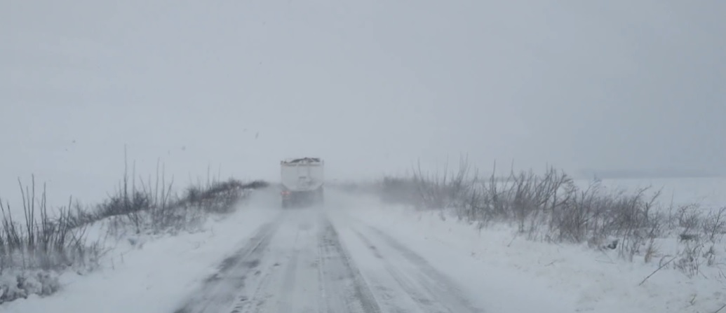 Trafic blocat pe DN2A și pe A2 din cauza unui autotren și a unei cisterne travers pe căile de rulare