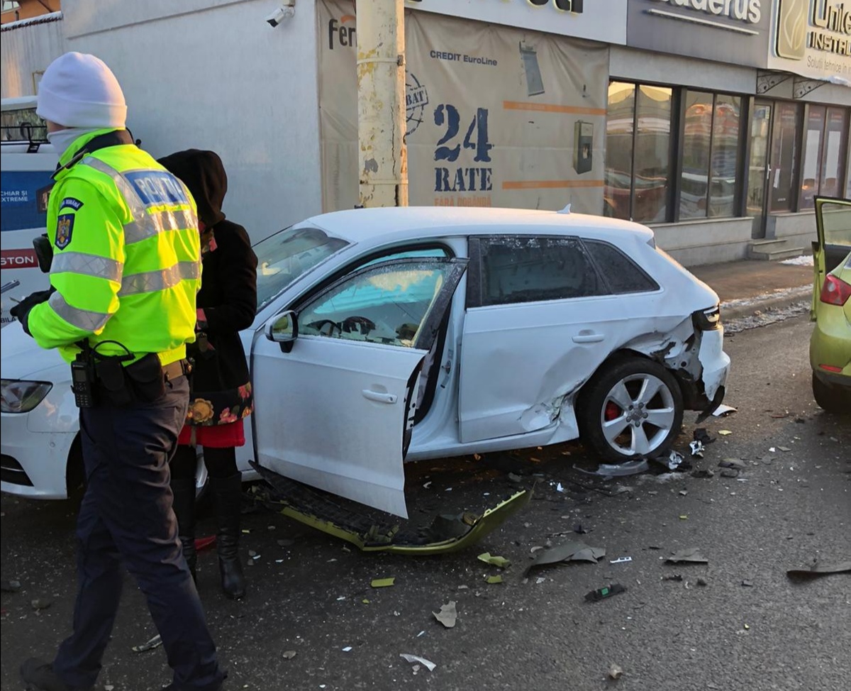 Accident pe strada Baba Novac. Două mașini s-au făcut praf