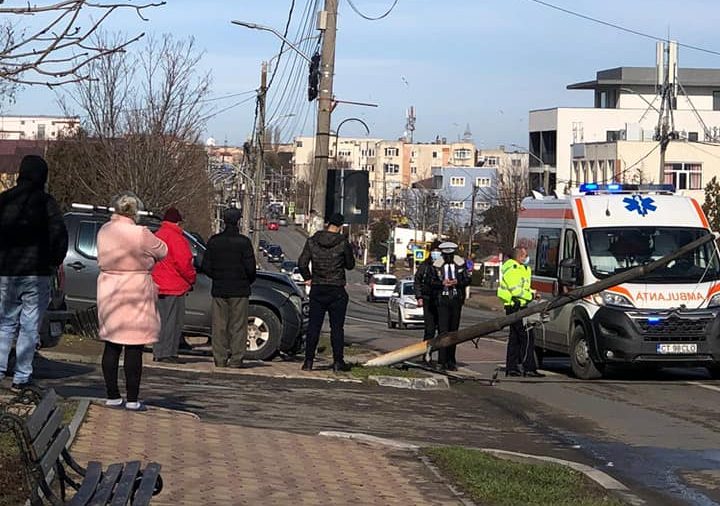 (Foto) Accident la Ovidiu. Un șofer beat a intrat cu mașina într-un stâlp