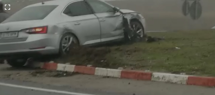(Foto) O mașină a ajuns pe scuarul sensului giratoriu de la Agigea