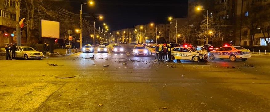 Impact pe bulevardul Tomis din Constanța cu o mașină a poliției aflată în misiune. Un polițist, rănit