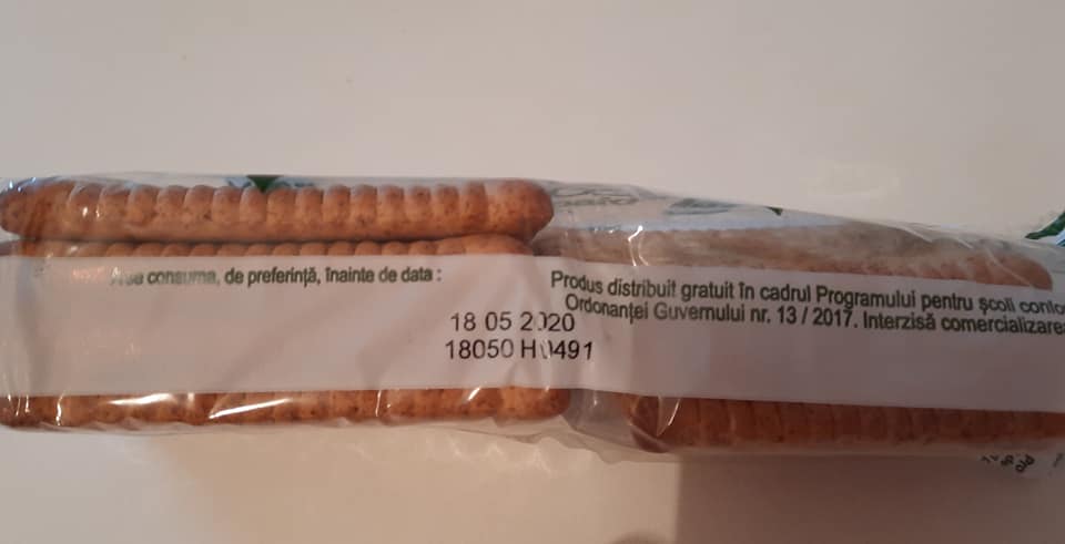 Elevii de la o școală din Constanța au primit biscuiți expirați