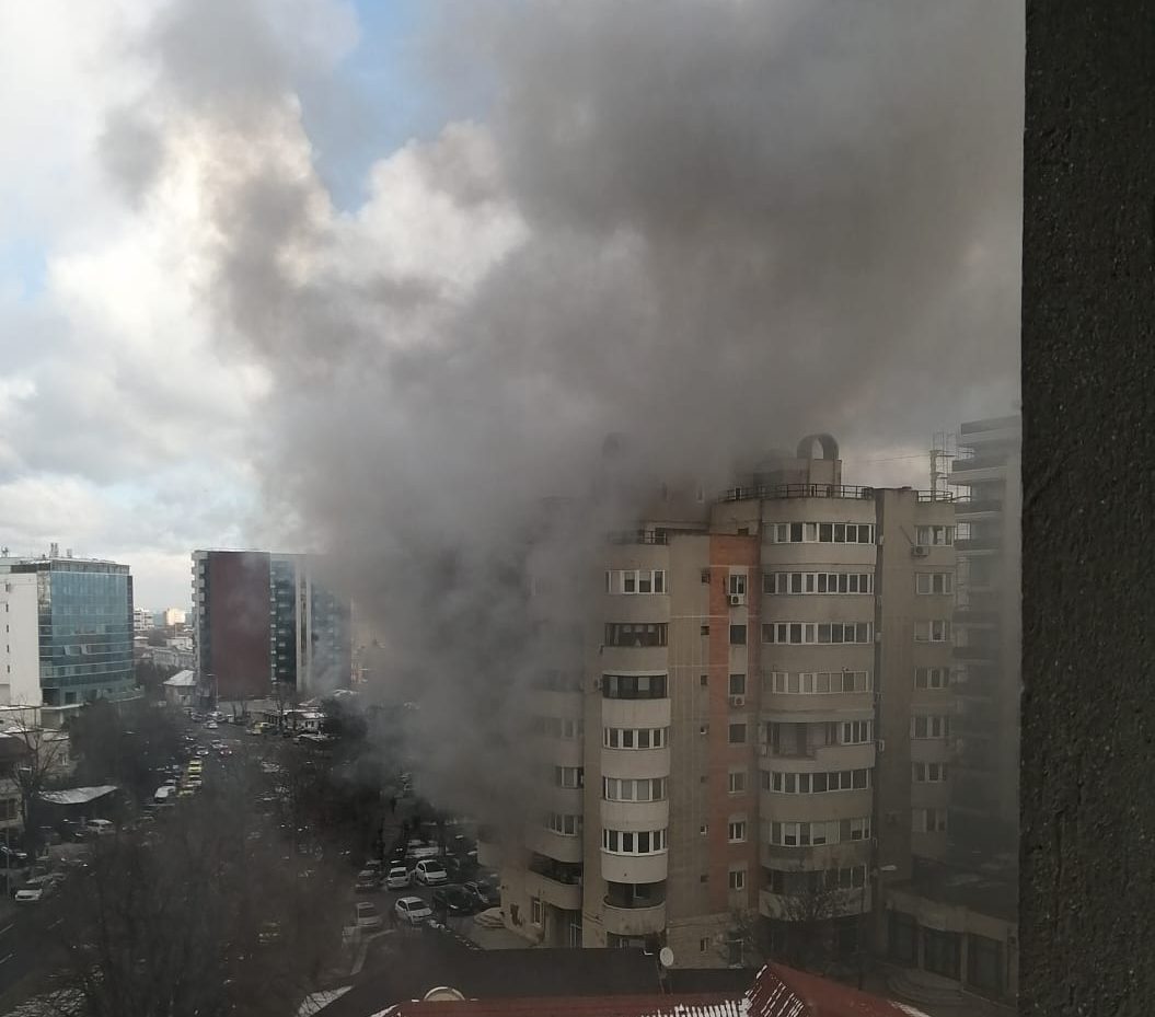 (Foto/Video) Arde un apartament dintr-un bloc situat pe bulevardul Mamaia
