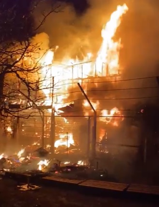 (Video) Arde o casă din Vama Veche