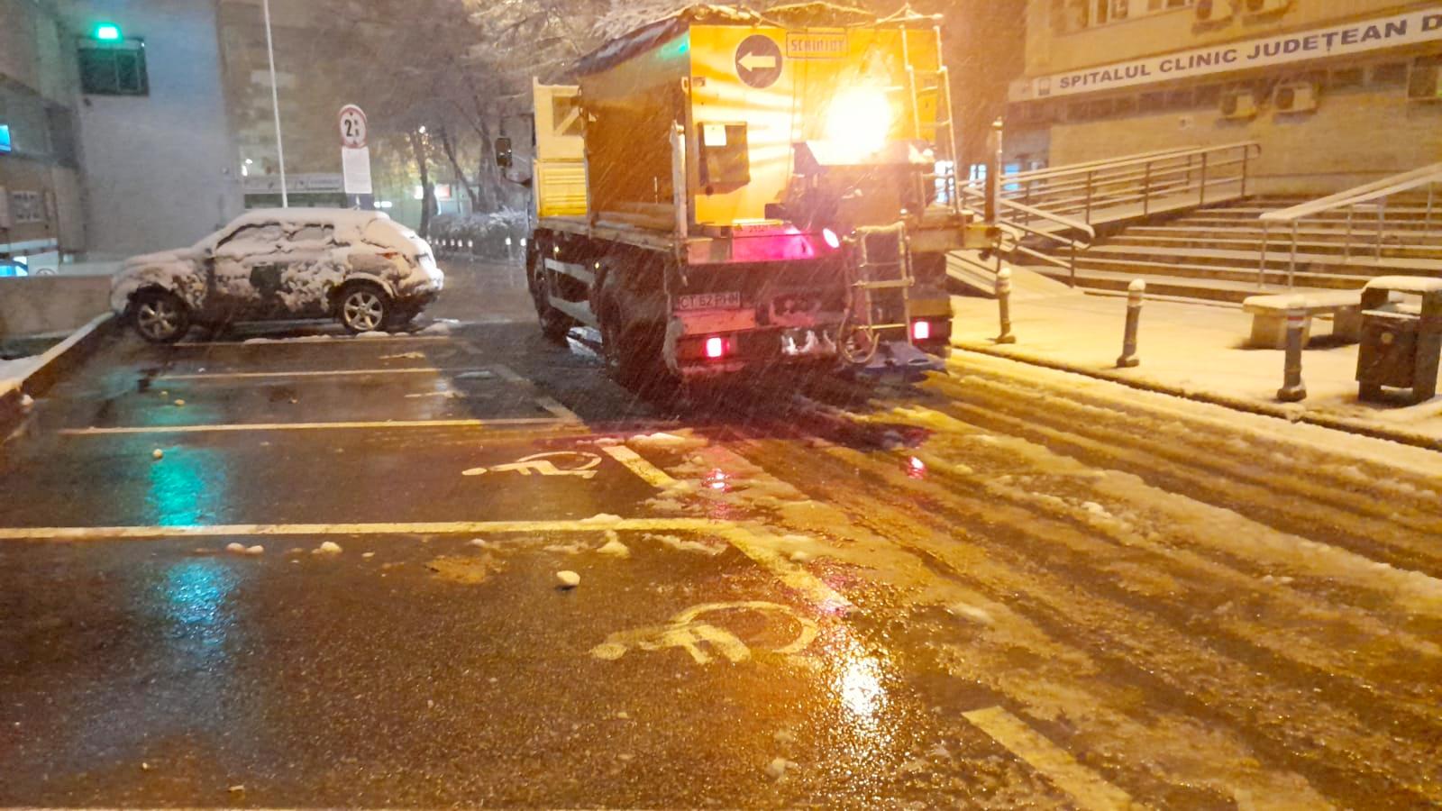 Utilajele de deszăpezire continuă să intervină pe străzile din Constanța