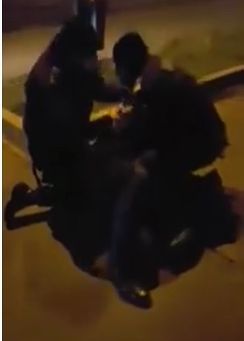 (Video) Doi jandarmi pun un bătrân la pământ, cu forța, și îl încătușează pentru că nu purta mască. Explicațiile Jandarmeriei