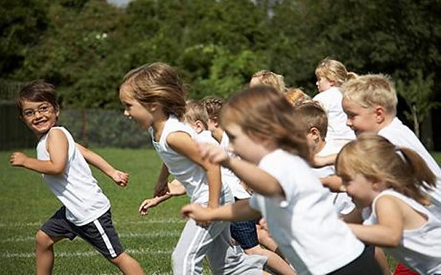 Reguli pentru orele de sport: Dispare interdicția pentru jocurile cu aceeași minge, activitățile sportive și de grup trebuie să permită distanțarea între elevi