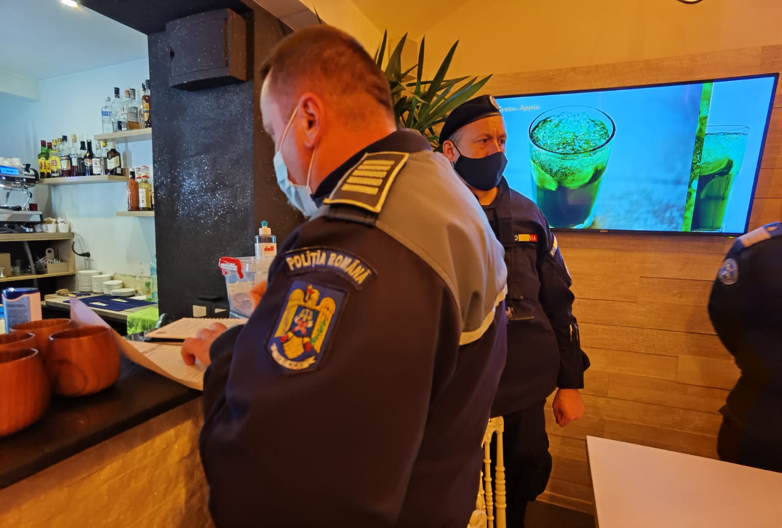Administratorii mai multor restaurante și baruri, printre care Dolce Vita și Hanul cu Pește, amendate de polițiști pentru că aveau clienți în interior