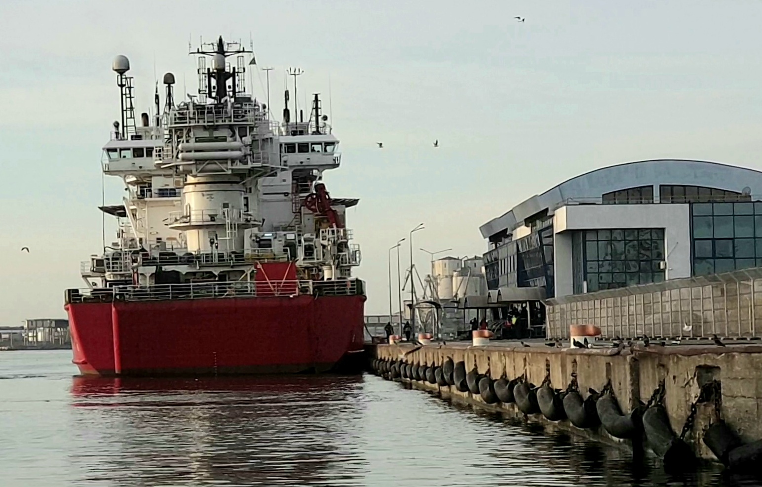 9 marinari salvați de pe nava scufundată în Marea Neagră, aduși în Portul Constanța