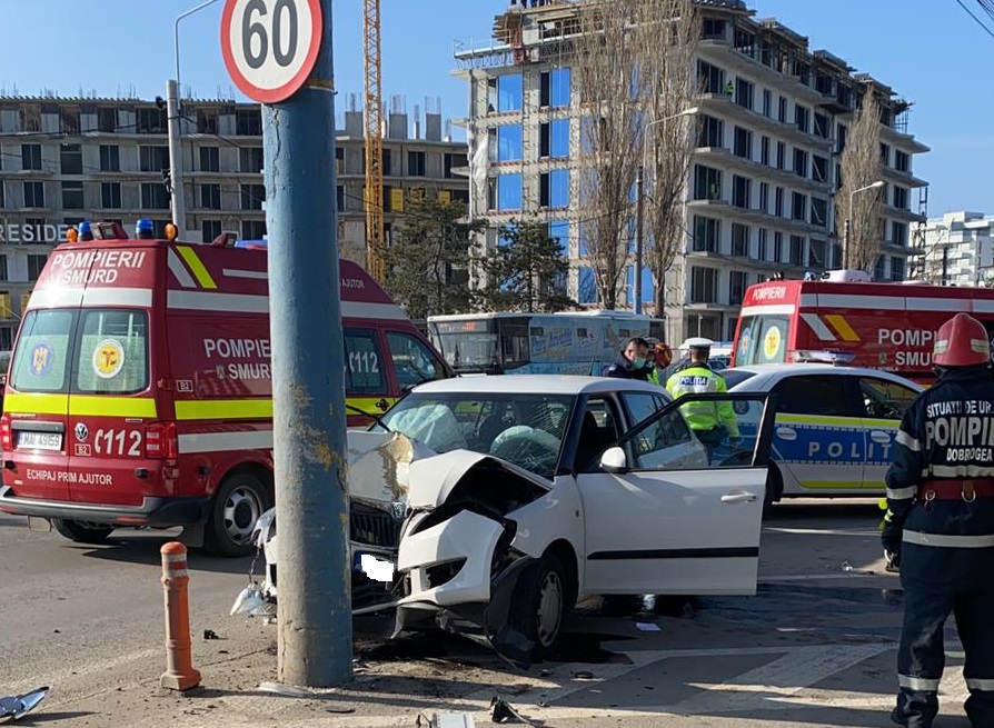 Cum s-a produs accidentul din Mamaia. Șoferul care a intrat în stâlp cu mașina a MURIT.