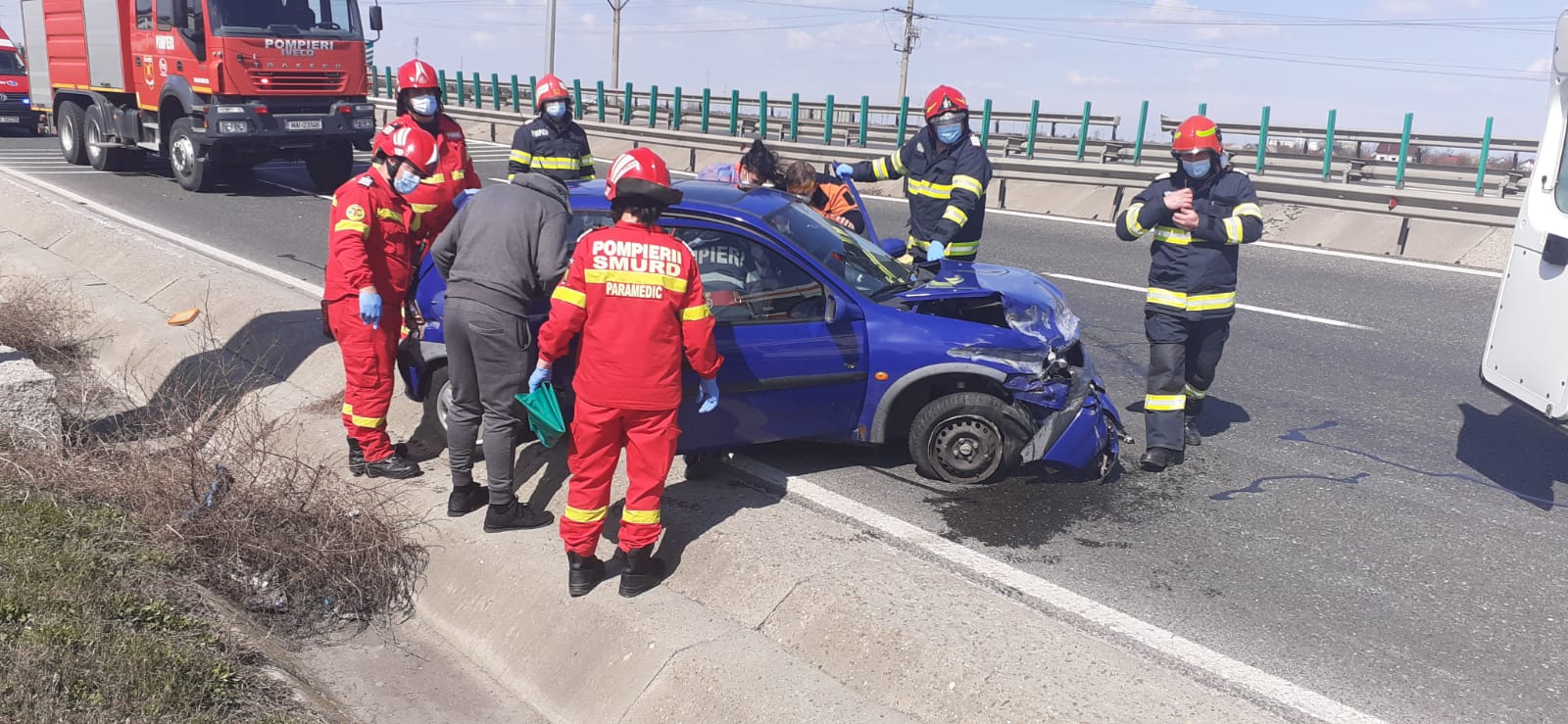 (Foto) Accident pe A2. Un șofer a intrat în parapet
