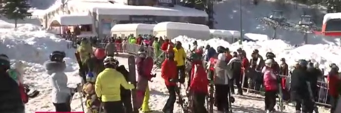 Coadă uriașă la telegondolă în Poiana Brașov. Măsurile anunțate pentru stațiunile de pe Valea Prahovei începând de vineri