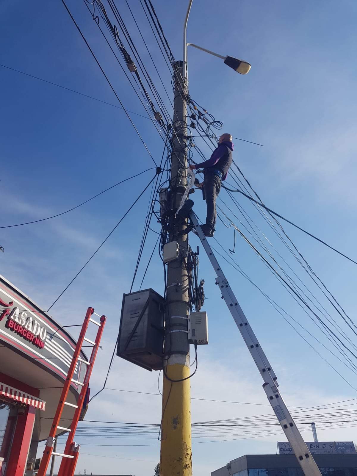 Constănțenii rămân fără servicii dacă operatorii de rețele de comunicații nu-și etichetează cablurile
