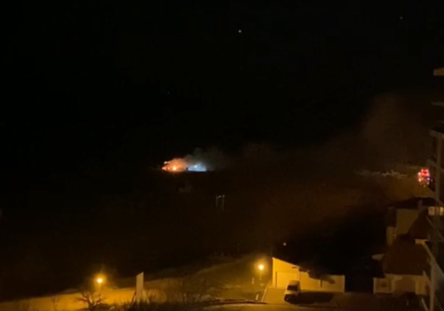 (Video) Terasa Dacica de pe plaja din Faleză Nord a ars din nou