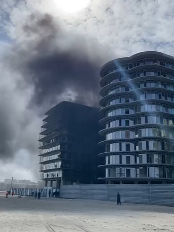 Arde un bloc în construcție din Mamaia