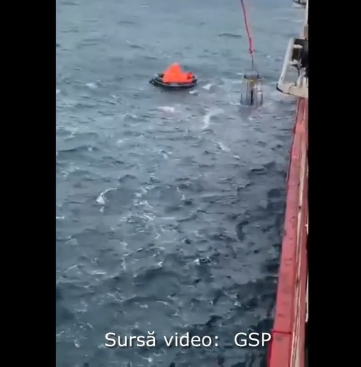 (Video) Marinarii ucraineni salvaţi după scufundarea cargoului „Volgo Balt 179”, transportaţi de pe mare în Portul Constanța