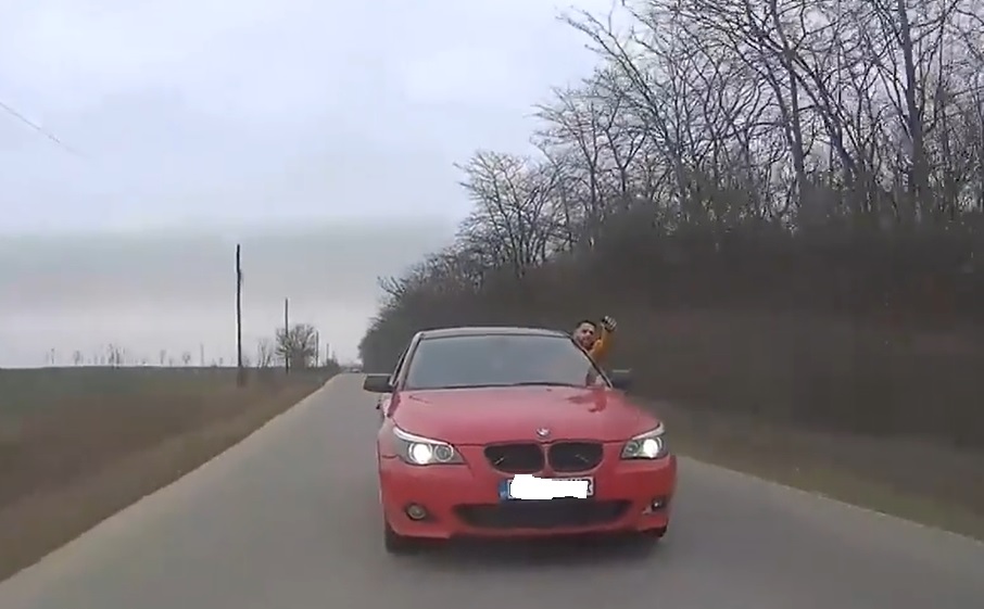 Șofer blocat în trafic și amenințat cu pistolul de un tânăr de 22 de ani