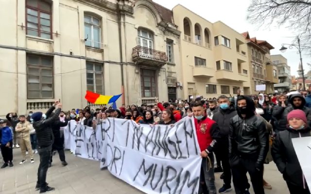 Peste 155 de amenzi aplicate de jandarmi în Constanța după protestul de luni. Trei tineri care au tras cu praștia în manifestanți, sancţionaţi cu 900 de lei amendă