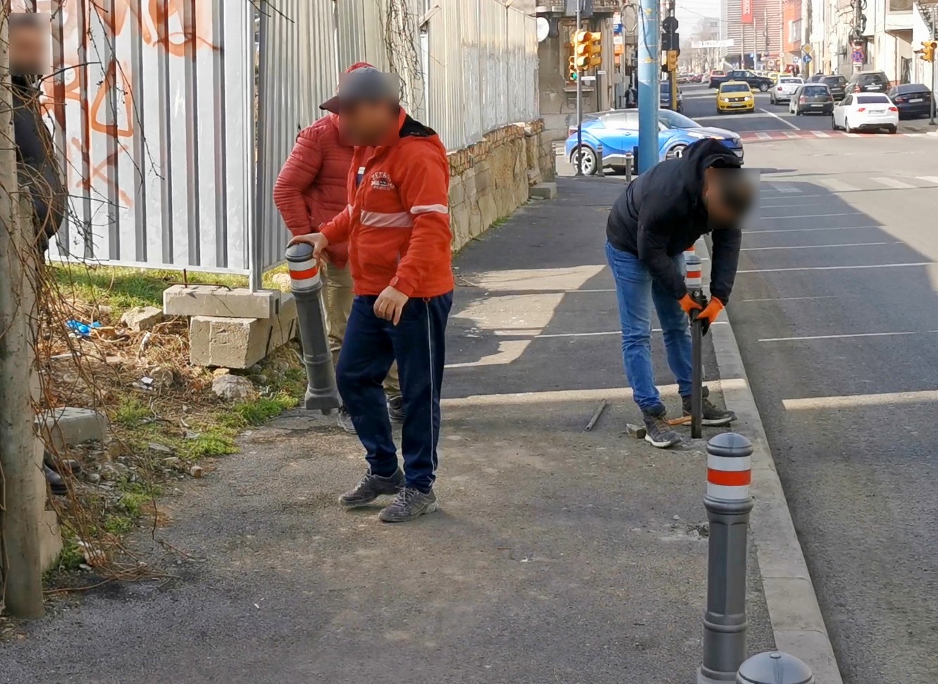 Se întâmplă în Constanța: Bărbați prinși în timp ce scoteau stâlpii pentru protecția pietonilor