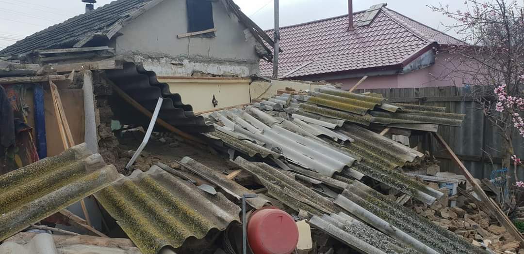 Autoritățile din Fântânele, în ajutorul unei familii căreia i-a fost distrusă casa într-o explozie