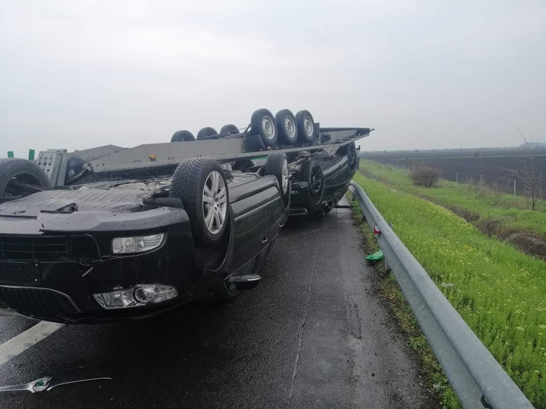 O remorcă ce transporta două autoturisme s-a răsturnat pe A2