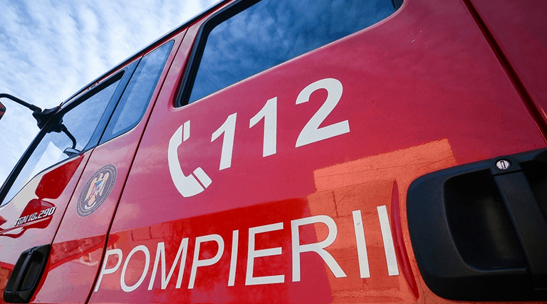 Incendiu la o casă din Lumina. Intervin mai multe echipaje de stingere