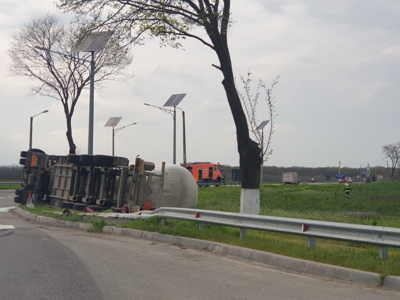O cisternă încărcată cu GPL s-a răsturnat la ieșire din Mihail Kogălniceanu