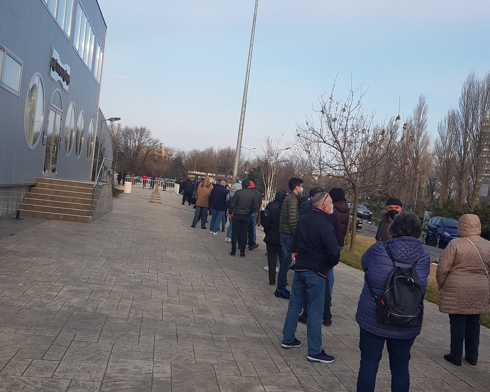 (Foto) Cozi la vaccinare, formate la Pavilionul Expozițional din Constanța