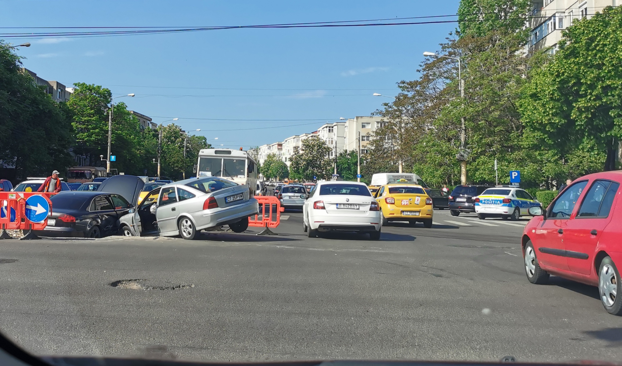 Accident la intersecția din Tomis III provocat de o șoferiță începătoare: O mașină a căzut în groapă