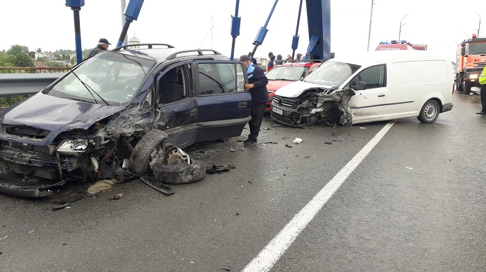 Accident pe podul de la Murfatlar. Trei mașini, distruse