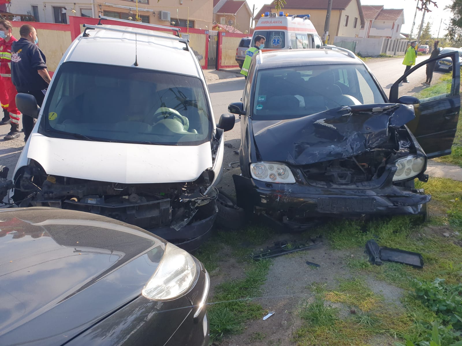 (Foto) Cascadorie cu 3 mașini la prima oră a dimineații, la Valu lui Traian