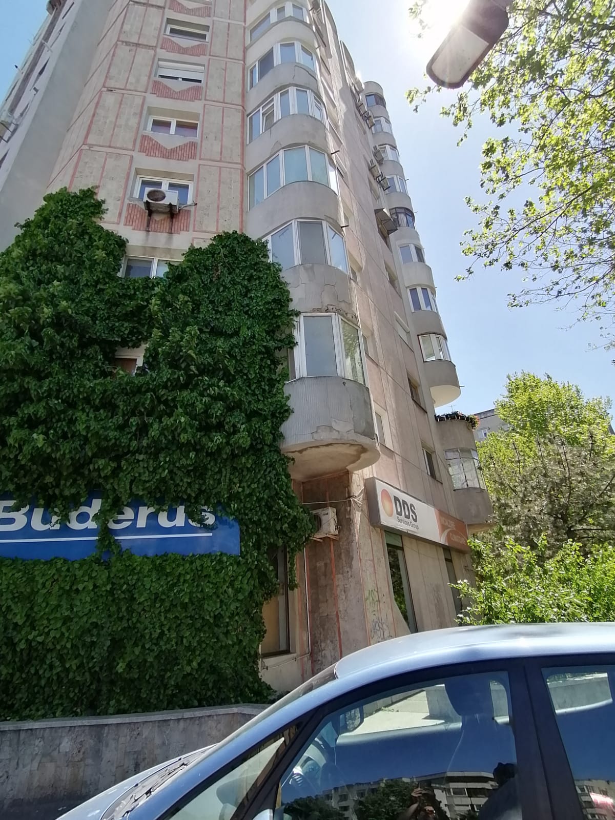 O bucată din tencuiala unui bloc de pe bulevardul Mamaia a căzut pe o mașină