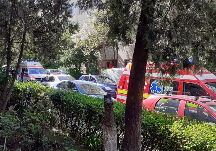 Un bătrân a fost înjunghiat în scara unui bloc din Constanța