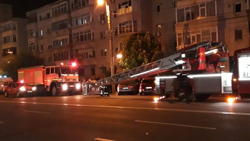 (Foto) Încă un incendiu într-un apartament din Constanţa. Zeci de locatari, evacuați