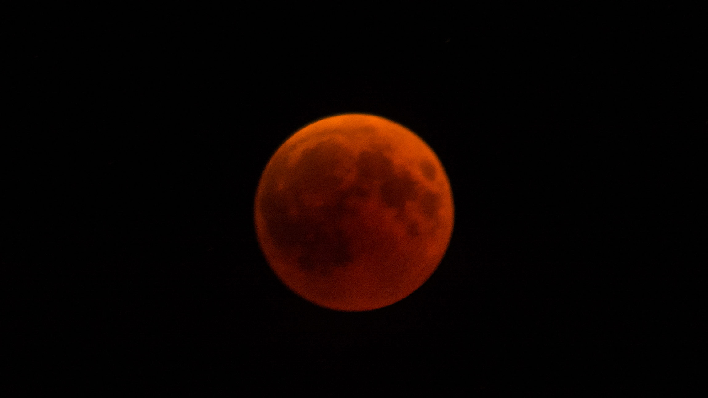 Când se poate vedea Super Luna sângerie în România