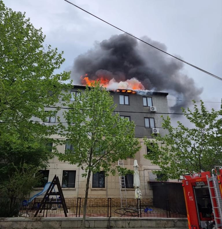 Arde acoperișul unei case din Eforie Sud