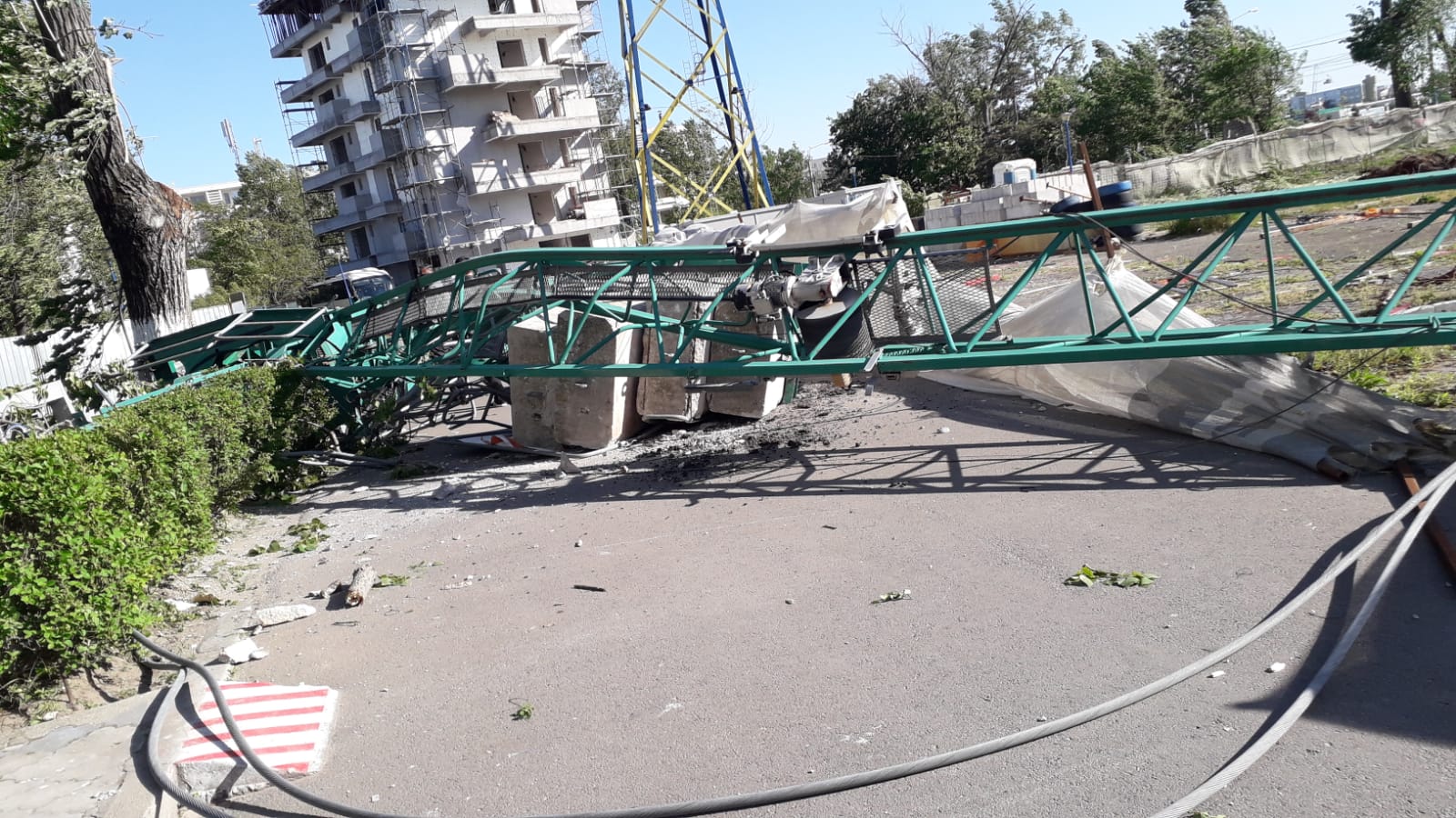 Mamaia: Oameni la un pas de a fi striviți după ce o macara a fost doborâtă de vânt