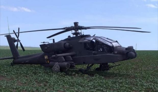 Un elicopter Apache a aterizat pe un câmp din Pecineaga